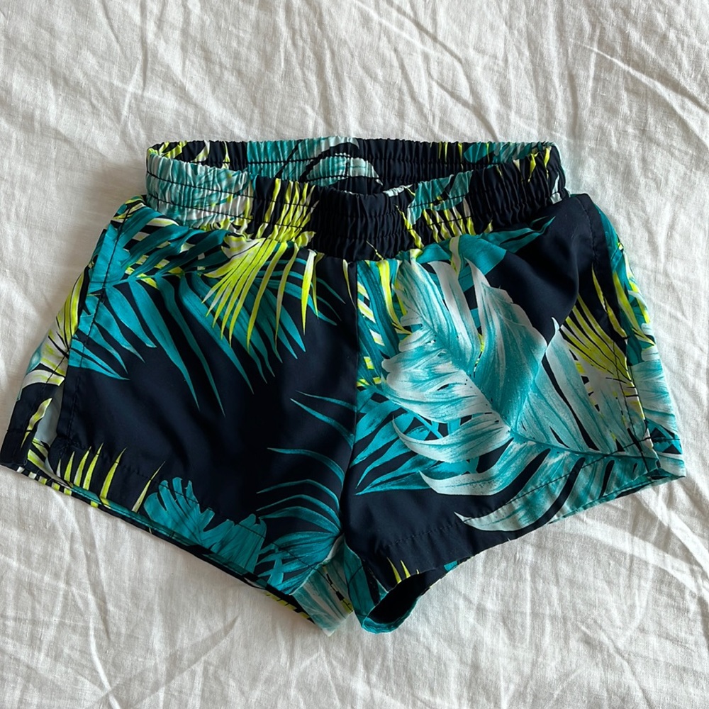 Girls Old Navy Go Active palm print shorts size S (6-7)
